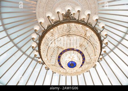 lustre de plafond rond . Forme ronde chandelier . Lampe dans la salle de réunion . Lustre de luxe avec pendentifs en cristal. Un grand lustre doré se bloque Banque D'Images