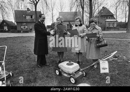 Agence de presse du travail AD; transférer la tondeuse au personnel infirmier Date : 20 mars 1975 mots clés : infirmières, tondeuses à gazon Banque D'Images