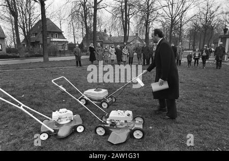 Agence de presse du travail AD; transférer la tondeuse au personnel infirmier Date : 20 mars 1975 mots clés : infirmières, tondeuses à gazon Banque D'Images