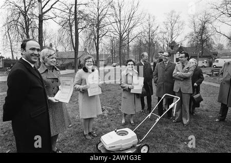 Agence de presse du travail AD; transférer la tondeuse au personnel infirmier Date : 20 mars 1975 mots clés : infirmières, tondeuses à gazon Banque D'Images