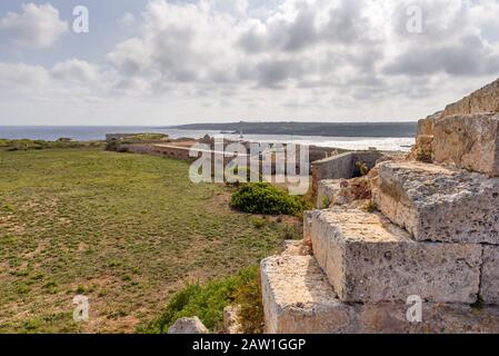 Minorque, Espagne - Ocober 13, 2019: Les murs défensifs de Fortaleza de la Mola, les plus grandes forteresses européennes construites au XIXe siècle à Minorque. Balea Banque D'Images