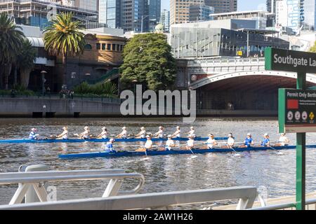 L'équipage d'aviron d'adolescentes sur la rivière yarra dans le centre-ville de Melbourne, Victoria, Australie, est un jour d'été Banque D'Images