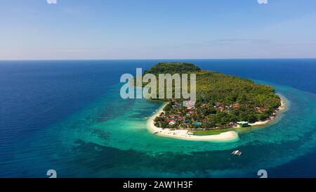 Plage de sable blanc et bateaux. Île tropicale pour les touristes, vue de dessus. Île Himokilan, Leyte, Philippines. Concept de vacances d'été et de voyage. Banque D'Images