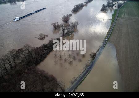 Cologne, Allemagne. 06 février 2020. Le Rhin a inondé des prairies et une route menant de Cologne-Merkenich à Cologne-Kasselberg. Les niveaux d'eau du Rhin ont continué d'augmenter en Rhénanie-du-Nord-Westphalie. (Vue aérienne avec drone) crédit: Henning Kaiser/dpa/Alay Live News Banque D'Images