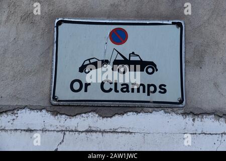 Panneau de signalisation interdit de stationnement sur un mur à Gibraltar Banque D'Images
