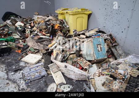 L'usine moderne de tri et recyclage des déchets. Les déchets électroniques sont triés et préparés pour la suite du traitement de réutilisation. Préservation de l'environnement Banque D'Images