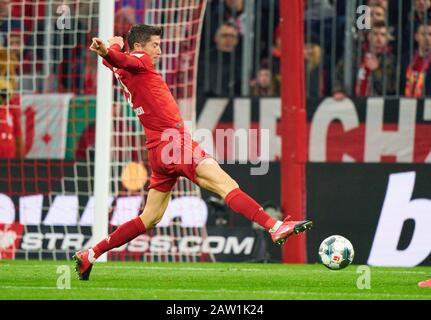 Munich, Allemagne. 05 février 2020. Football Munich-Hoffenheim, Munich, 5 Février 2020. Robert LEWANDOWSKI, FCB 9 FC BAYERN MUNICH - TSG 1899 HOFFENHEIM 4-3 - LA RÉGLEMENTATION DFB INTERDIT TOUTE UTILISATION DE PHOTOGRAPHIES comme SÉQUENCES D'IMAGES et/ou QUASI-VIDÉO - DFB-Pokal, coupe allemande de football, meilleur des huit, Munich, 05 février 2020. Saison 2019/2020, Crédit: Peter Schatz/Alay Live News Banque D'Images