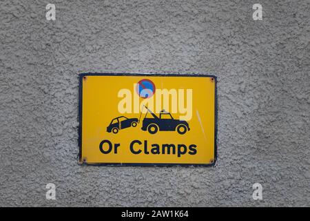 Panneau de signalisation interdit de stationnement sur un mur à Gibraltar Banque D'Images