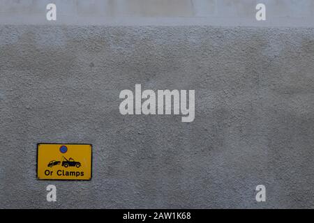 Panneau de signalisation interdit de stationnement sur un mur à Gibraltar Banque D'Images