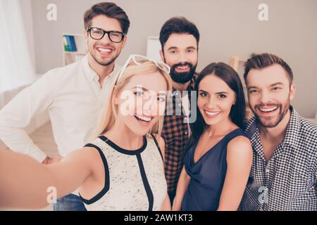 heureux jeune groupe réussi d'hommes d'affaires font la photo égoïste et souriant Banque D'Images