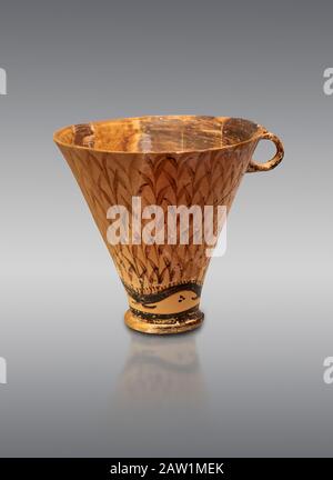 Tasse d'argile Minoan décorée de roseaux, Palais Zakros 1600-1450 av. J.-C.; Musée archéologique d'Héraklion, fond gris. Banque D'Images