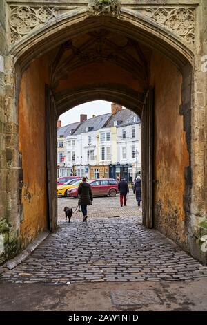 En regardant vers la place du marché de Wells depuis le Bishop's Eye Banque D'Images