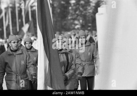 Ouverture des Jeux olympiques d'hiver à Grenoble, lors de la cérémonie d'ouverture, Stien Kaiser avec drapeau Date: 6 février 1968 lieu: Grenoble Nom De La Personne: Kaiser, Stien Banque D'Images