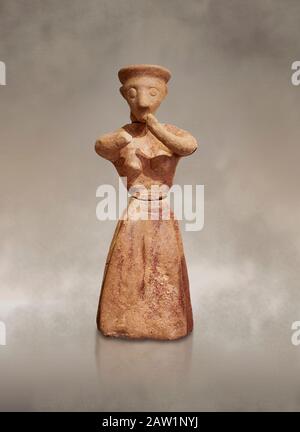 Figurine femelle en argile de Minoan dans l'attitude de culte, Chamezi 1900-1700 av. J.-C.; Musée archéologique d'Héraklion. Banque D'Images