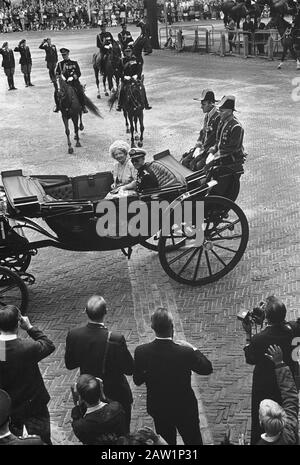 Ouverture des Etats généraux, le couple Royal pendant le trajet, Lange Voorhout à Huis ten Bosch Date: 15 septembre 1964 lieu: La Haye, Hollande-Méridionale mots clés: Ouvertures, Rijtoeren Nom de l'institution: Huis Ten Bosch Banque D'Images