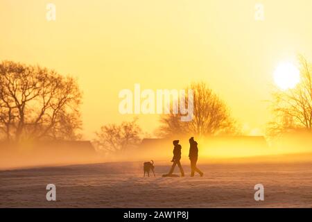 Northampton, Royaume-Uni, Weather, 6 février 2020, Frosty commence la journée pour les gens qui marchent leurs chiens avec brouillard de sol et soleil à l'aube dans Abington Park. Crédit : Keith J Smith./Alay Live News Banque D'Images