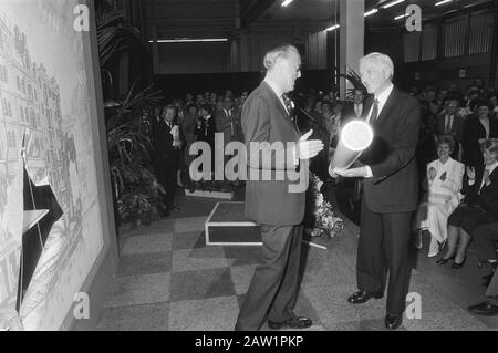 Ouverture du nouveau bâtiment de la British American Tobacco Company par Prince Bernhard à Amsterdam ouvertures, construction, dessins, industrie du tabac, Bernhard, Prince des Pays-Bas Annotation: Prince Bernhard reçoit des géants cigarette Date : 22 avril 1983 lieu: Amsterdam, Noord-Holland mots clés: Construction, ouverture et industrie du tabac, dessins Personne Nom: Bernhard, prince des Pays-Bas Banque D'Images
