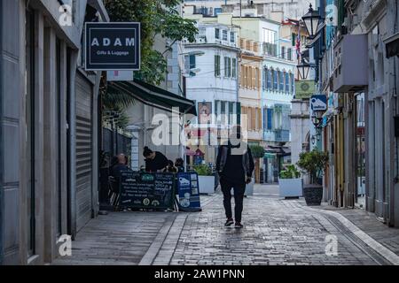 Gibraltar, Royaume-Uni - 2 février 2020: L'homme marchant sur une rue principale presque vide de Gibraltar le premier dimanche après le Brexit Banque D'Images