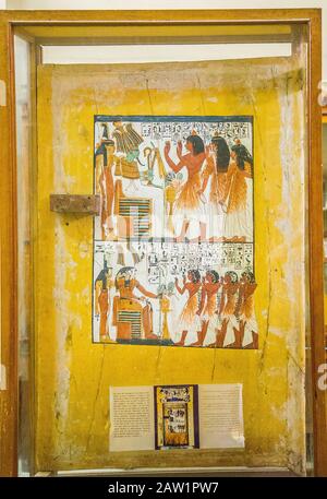 Egypte, le Caire, Musée égyptien, de la tombe de Sennedjem, Deir el Medina : panneau de porte (verso), Sennedjem et ses dieux du culte familial. 2 registres. Banque D'Images