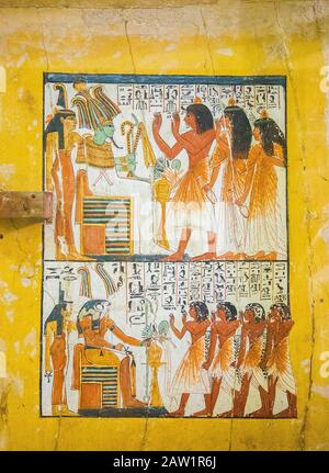 Egypte, le Caire, Musée égyptien, de la tombe de Sennedjem, Deir el Medina : panneau de porte (verso), Sennedjem et ses dieux du culte familial. 2 registres. Banque D'Images