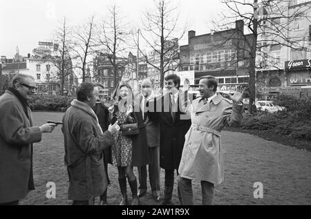 Film d'enregistrement Love in Amsterdam Rembrandt; [Cast / crew, FAR Piet Römer, à côté de lui Guido de Moor, au milieu Catherine von Schell] Annotation: Publié en 1970 quand Amsterdam Affair Date: 15 novembre 1967 lieu: Amsterdam, Noord-Holland mots clés: Acteurs, films, acteurs Nom De La Personne: Moor, Guido De, Römer, Piet, Schell, Catherine De Banque D'Images