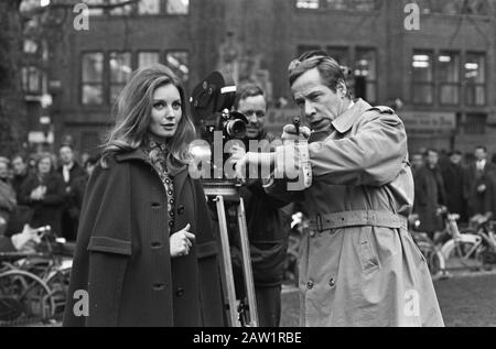 Film d'enregistrement Love sur la place Rembrandt d'Amsterdam. Catharine von Schell et Piet Römer Annotation: En 1970, publié comme Amsterdam Affair [Derrière la caméra Jimmy Turrell? Selon IMDb le caméraman] Date: 15 novembre 1967 lieu: Amsterdam, Noord-Holland mots clés: Acteurs, cinéma, acteurs Nom De La Personne: Römer, Piet, Schell, Catharine Banque D'Images