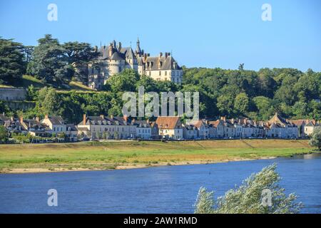 France, Loir et Cher, Vallée de la Loire classée au patrimoine mondial par l'UNESCO, Chaumont sur Loire, domaine de Chaumont sur Loire, château surplombant le vilag Banque D'Images