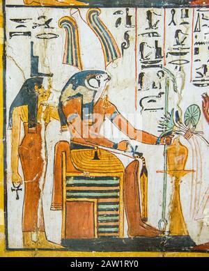 Le Caire, Musée égyptien, de la tombe de Sennedjem, Deir el Medina : panneau de porte (verso), détail du registre inférieur, Ptah-Sokar-Osiris et Isis. Banque D'Images