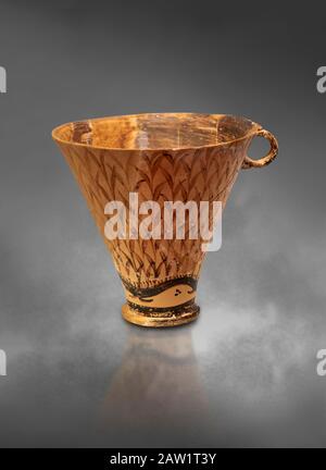 Tasse d'argile Minoan décorée de roseaux, Palais Zakros 1600-1450 av. J.-C.; Musée archéologique d'Héraklion, fond gris. Banque D'Images