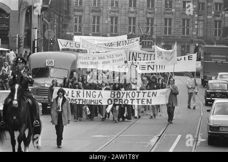 Manifestation mars de l'Association générale des étudiants Amsterdam (ASVA) à Amsterdam aux élections pour les conseils universitaires boycottant la procession avec des bannières Date: 28 mai 1971 lieu: Amsterdam, Noord-Holland mots clés : manifestations, bannières, étudiants Nom de l'institution: ASVA Banque D'Images