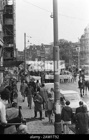 Manifestation mars de l'Association générale des étudiants Amsterdam (ASVA) à Amsterdam aux élections pour les conseils universitaires boycottant la procession avec des bannières Date: 28 mai 1971 lieu: Amsterdam, Noord-Holland mots clés : manifestations, bannières, étudiants Nom de l'institution: ASVA Banque D'Images