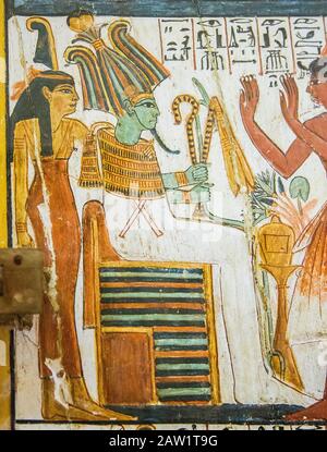 Le Caire, Musée égyptien, de la tombe de Sennedjem, Deir el Medina : panneau de porte (verso), détail du registre supérieur, le dieu Osiris-Khentamentiu. Banque D'Images