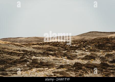 Paysage de la Lune morte avec rochers, pierres et montagnes Banque D'Images