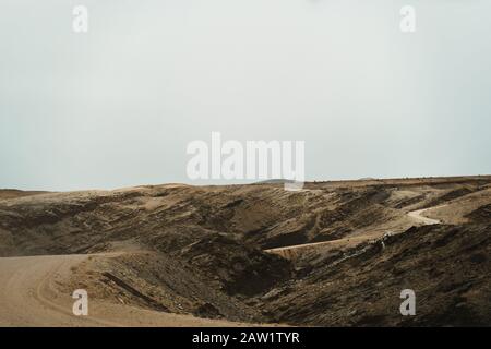 Paysage de la Lune morte avec rochers, pierres et montagnes Banque D'Images