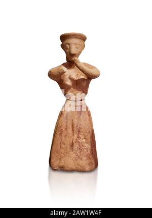 Figurine femelle en argile de Minoan dans l'attitude de culte, Chamezi 1900-1700 av. J.-C.; Musée archéologique d'Héraklion, fond blanc. Banque D'Images