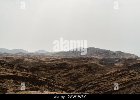 Paysage de la Lune morte avec rochers, pierres et montagnes Banque D'Images