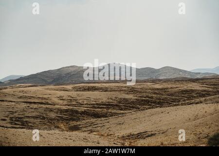 Paysage de la Lune morte avec rochers, pierres et montagnes Banque D'Images