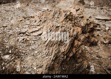 Paysage de la Lune morte avec rochers, pierres et montagnes Banque D'Images