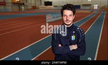 04 février 2020, Saxe, Chemnitz: Philipp Hostiner, attaquant de Chemnitzer FC, l'équipe de football de troisième ligue, se tient dans la salle d'athlétisme après le test de lactate. Hostiner a transféré du club autrichien de première division SK Sturm Graz au CFC en septembre 2019. L'attaquant devient de plus en plus important pour le club. Photo: Jan Woitas/dpa-Zentralbild/dpa Banque D'Images