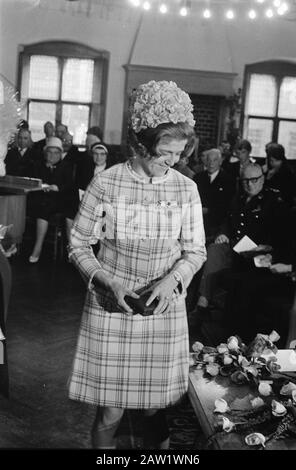 La reine Juliana a décerné la médaille Florence Nightingale de l'infirmière à Mrs Verlinden à Rolzaal The Binnenhof à la Haye Date : 26 septembre 1969 lieu : la Haye, Hollande-Méridionale mots clés : Queens, médailles, infirmières Nom de l'institution : Rolzaal Banque D'Images