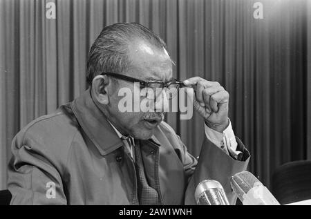 L'ancien homme d'État indonésien Muhammad Rum est arrivé à Schiphol. Lors de la Conférence de la Table ronde, il a été un personnage clé pour le cas indonésien. Maintenant, il vient d'être libéré de prison où il a passé plus de quatre ans. Aux Pays-Bas, les anciennes archives vérifient pour écrire un livre sur les années 1945-1950 Date: 12 août 1967 lieu: North-Holland, Schiphol mots clés: Conférences de presse, portraits, hommes d'État Nom De La Personne: Rum, Mohammed Banque D'Images