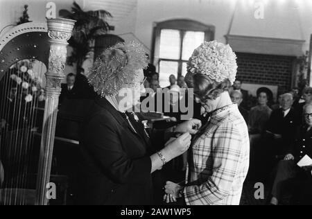 La reine Juliana a décerné la médaille Florence Nightingale de l'infirmière à Mrs Verlinden à Rolzaal The Binnenhof à la Haye Date : 26 septembre 1969 lieu : la Haye, Hollande-Méridionale mots clés : Queens, médailles, infirmières Nom de l'institution : Rolzaal Banque D'Images