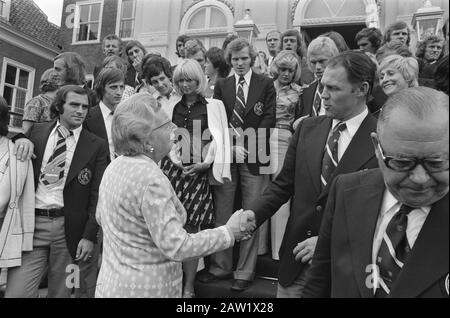 La reine Juliana reçoit l'équipe néerlandaise la reine Juliana secoue l'entraîneur Rinus Michels date de référence: 8 juillet 1974 mots clés: Équipes, reines, réceptions, sport, football Personne Nom: Juliana (Reine Pays-Bas), Michels, Rinus Banque D'Images