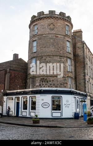 L'ancienne tour de signalisation avec Le restaurant De fruits de mer Pêcheurs en dessous sur La rive à Leith, Édimbourg, Écosse, Royaume-Uni Banque D'Images