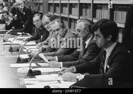 Audition du Comité parlementaire des finances de l'argent noir consultation avec toutes les banques; Lardinois (Président du Conseil exécutif Rabobank) (à l'extrême gauche) et Nelissen (Président de la Banque Amro) (2 de droite) Date : 27 janvier 1983 mots clés : banque, circulation de l'argent, politique monétaire Banque D'Images