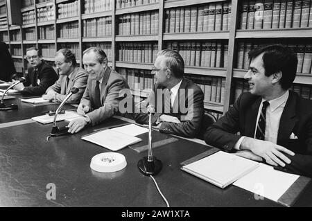Audition du Comité parlementaire des finances de l'argent noir consultation avec toutes les banques; Lardinois (Président du Conseil exécutif Rabobank) (à l'extrême gauche) et Nelissen (Président de la Banque Amro) (2 de droite) Date : 27 janvier 1983 mots clés : banque, circulation de l'argent, politique monétaire Banque D'Images
