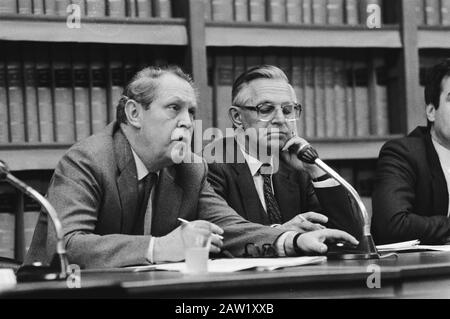 Audition de la Commission parlementaire des finances de l'argent noir consultation avec toutes les banques; v.l.n.n. Lardinois (Président du Conseil exécutif Rabobank) (l) et Nelissen (CEO Amro Bank) Date : 27 janvier 1983 mots clés : banque, circulation monétaire, politique monétaire Banque D'Images