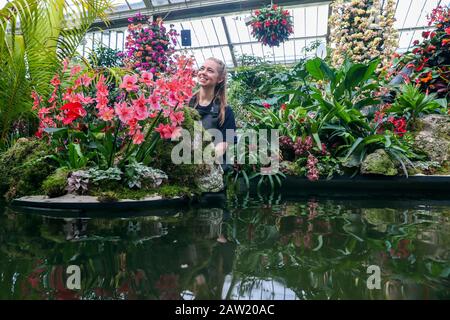 Jenny Crabb met la touche finale à quelques-unes des 5000 orchidées colorées et des centaines d'autres plantes tropicales du festival des orchidées sur le thème de l'Indonésie, à l'intérieur du Conservatoire du Prince de Galles aux Jardins botaniques royaux de Kew, à l'ouest de Londres. Banque D'Images