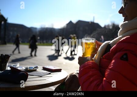 Stuttgart, Allemagne. 06 février 2020. Une femme est assise dans un café de rue au soleil avec une tasse de thé. Crédit: Sebastian Gollnow/Dpa/Alay Live News Banque D'Images