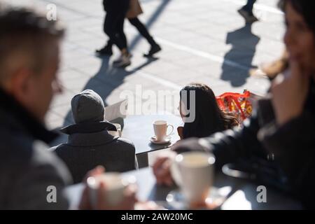 Stuttgart, Allemagne. 06 février 2020. Les gens s'assoient dans un café de rue au soleil. Crédit: Sebastian Gollnow/Dpa/Alay Live News Banque D'Images